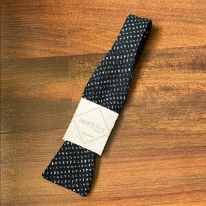 Neck and Tie Luxury Hand Sewn Navy Bow Tie NWT